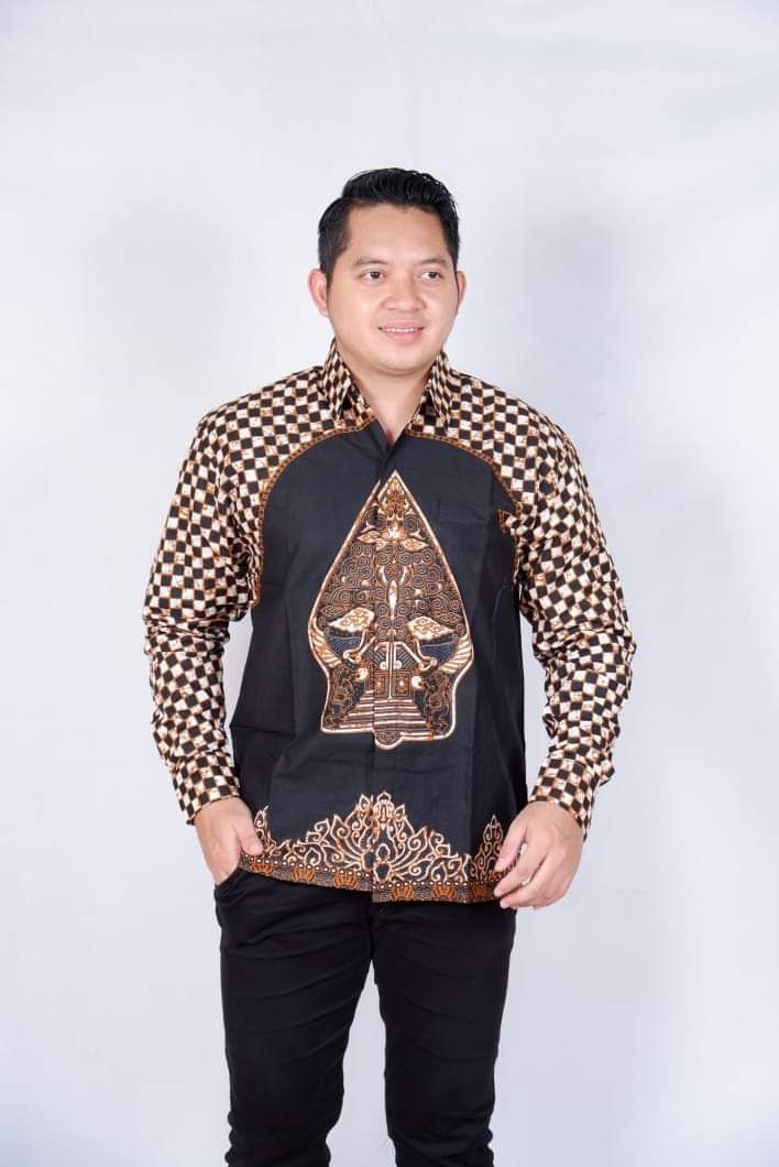 cover-GUNUNGAN HITAM Kemeja Batik Pria Solo Lengan Panjang Lapis Furing BY BATIKSOLOAMANAH-1