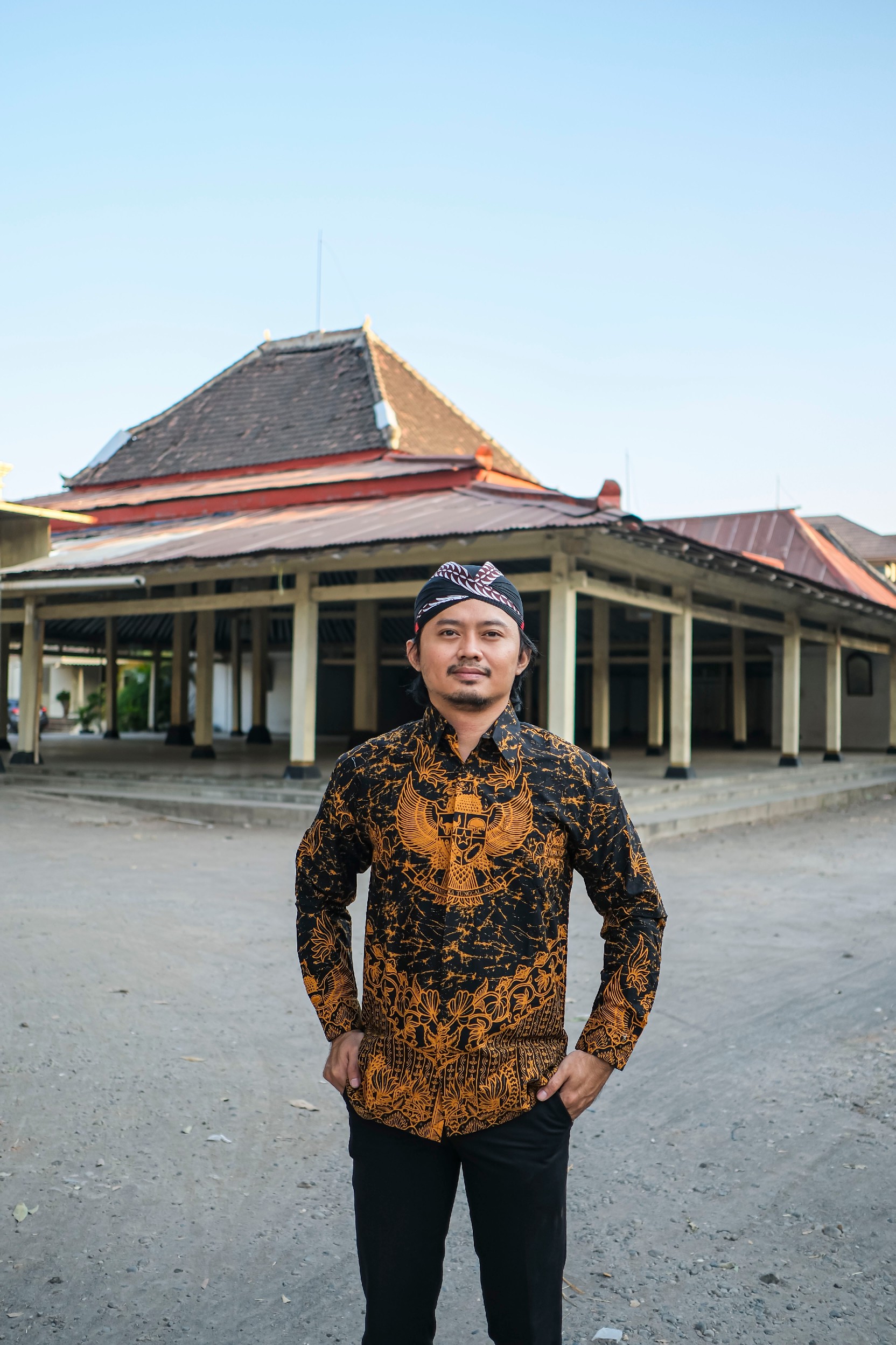 img-GARUDA PANCASILA GOLD Kemeja Batik Pria Solo Lengan Panjang Lapis Furing BY Mbahblangkonsolo-2