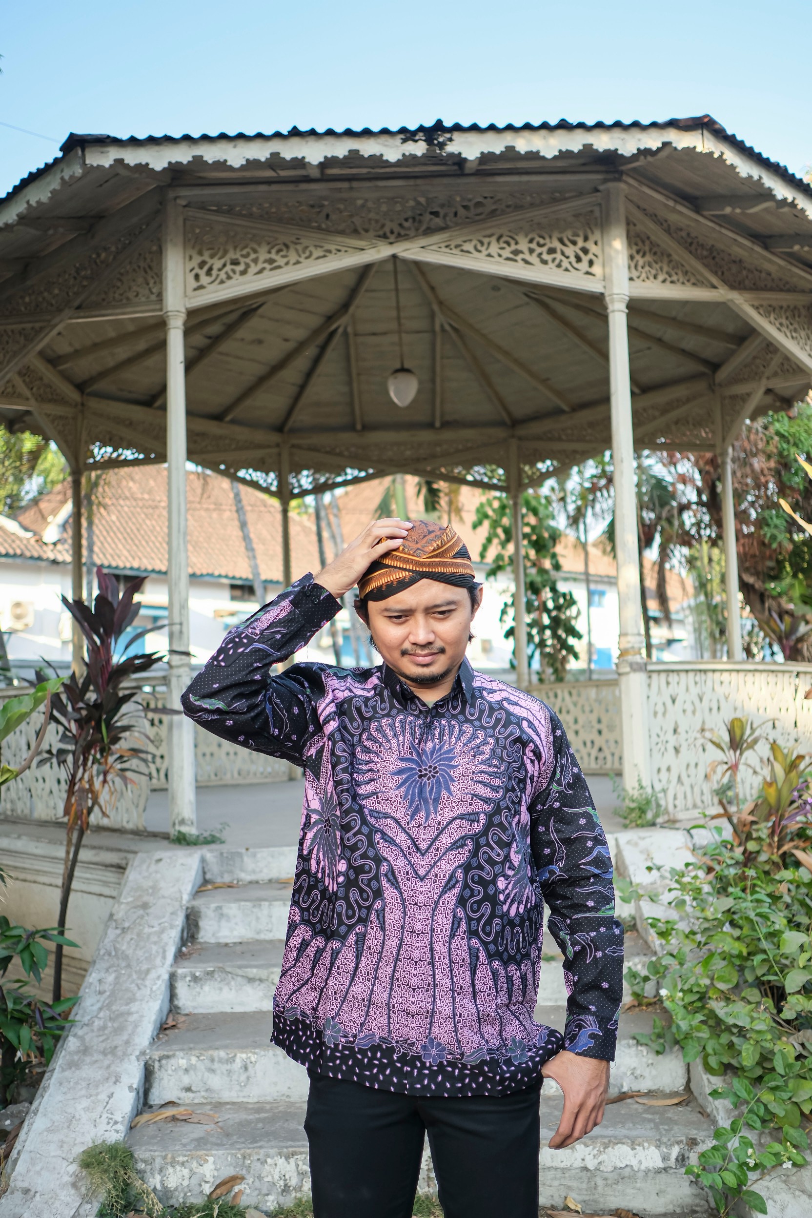 img-GITARJA UNGU LILAC Kemeja Batik Pria Solo Lengan Panjang Lapis Furing BY Mbahblangkonsolo-4