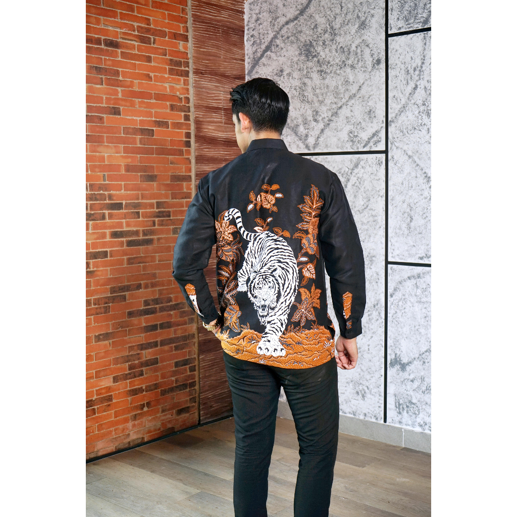 img-MACAN PUTIH Kemeja Batik Pria Solo Lengan Panjang Lapis Furing By BATIKSOLOAMANAH-4