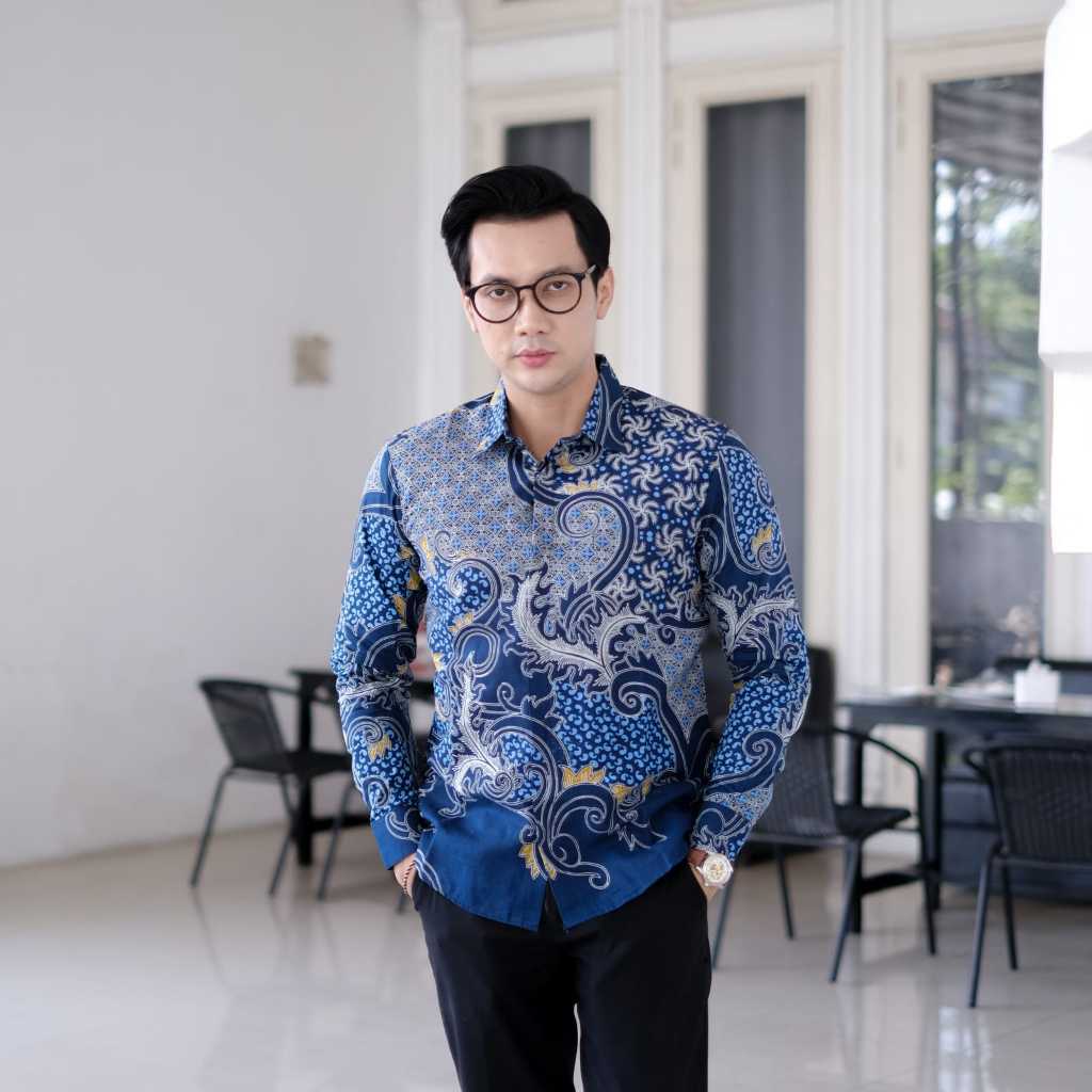 cover-DEDAUN ABSTRAK BIRU Kemeja Batik Pria Solo Lengan Panjang Lapis Furing By BATIKSOLOAMANAH-1