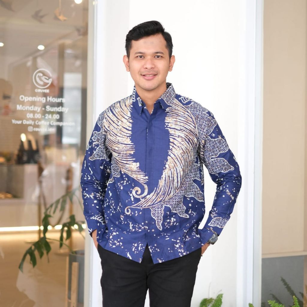cover-WULU ABSTRAK NAVY Kemeja Batik Pria Solo Lengan Panjang Lapis Furing By BATIKSOLOAMANAH-1